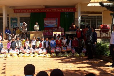 Xuân yêu thương – Trao quà cho học sinh nghèo ăn tết năm 2019