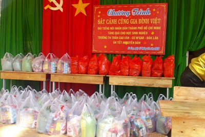 Tặng quà tết cho học sinh nghèo nhân dịp Xuân Canh Tý 2020